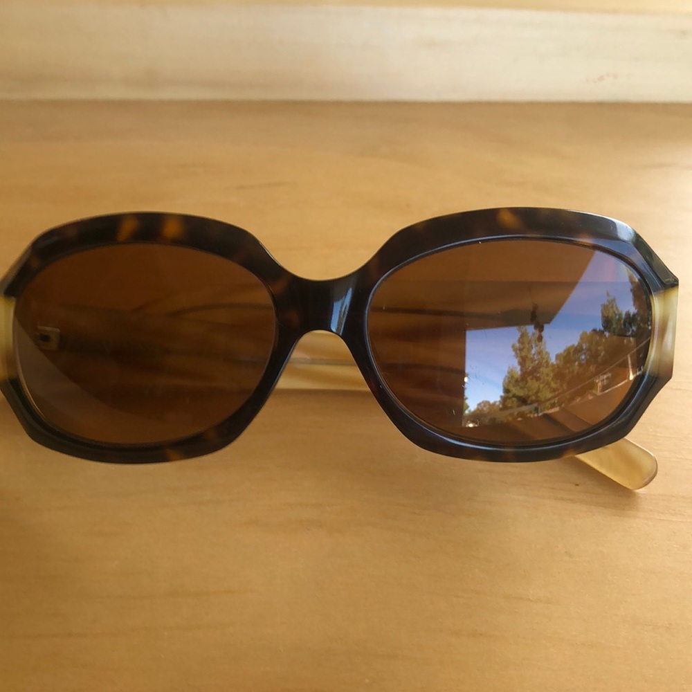 📌Vera Wang Sunglasses tortoise frame.